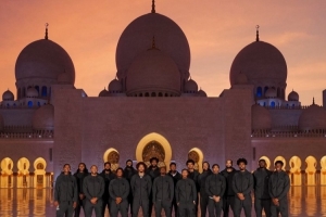 到此一游！76人曬全隊(duì)在阿布扎比地標(biāo)謝赫扎伊德清真寺合照！