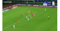 人進(jìn)球沒進(jìn)??蘭克爾澤大半個空門踢偏，自己捂臉+整笑對手門將