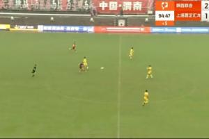 神仙球！陜西聯(lián)合外援前鋒轟超遠(yuǎn)距離吊射，中圈位置起腳直入網(wǎng)窩