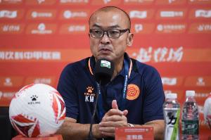 阿薩莫阿被推撞到廣告牌！前田浩二怒批：重慶這么想贏？不丟人嗎