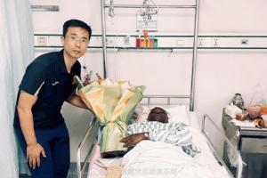 銅梁龍官方：球隊總經(jīng)理探望阿薩莫阿，后者也對張志雄表達了諒解