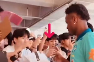人氣很高！維尼修斯巴西隊訓(xùn)練之前為球迷簽名