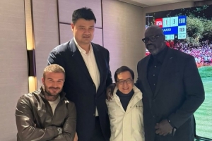 跨界聯(lián)動！貝克漢姆曬與姚明&奧尼爾&成龍合影：見到了三位傳奇