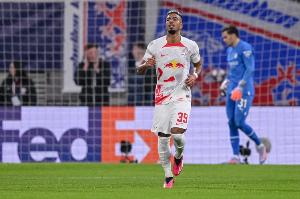 圖片報(bào)：為了恢復(fù)跟腱，萊比錫邊衛(wèi)亨里希斯步行幾公里去訓(xùn)練中心