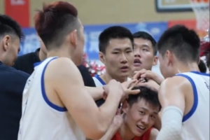 三戰(zhàn)全勝！遼籃大勝結(jié)束丹東站熱身賽 賽后按著王嵐嵚喊加油