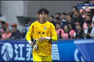 為點(diǎn)球大戰(zhàn)做準(zhǔn)備！南通第90分鐘換下首發(fā)門將，蔡天龍?zhí)嫜a(bǔ)登場(chǎng)