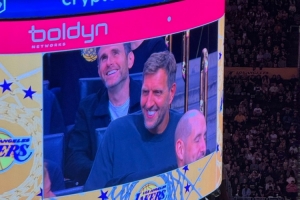 來支持小老弟東契奇！諾維茨基現(xiàn)身湖人主場觀戰(zhàn)揭幕戰(zhàn)