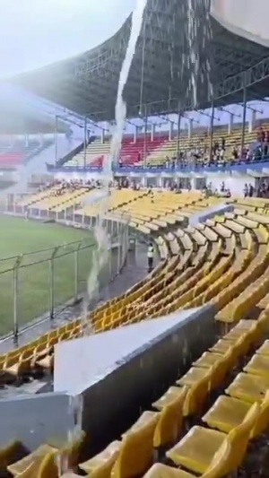 印度特色……果阿的主場看臺水流入注，球場頂棚形同虛設(shè)