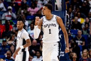 納什：想想兩年后文班會進化成什么樣？司機打趣：他會長到2米44