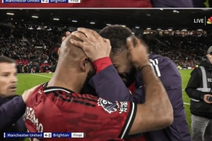 蜂王與狼王！賽后曼聯(lián)兩大新援姆伯莫和庫尼亞緊緊擁抱慶祝勝利