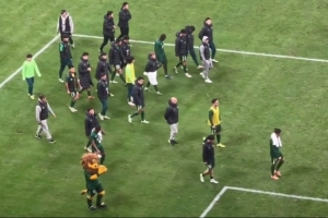 主場2-4不敵海牛，國安球員賽后謝場遭工體球迷大量噓聲