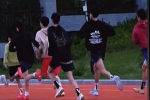 早上6點(diǎn)！U15跑操正當(dāng)時(shí) 青島男籃小伙子們沖沖沖！????