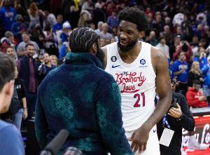 致敬登哥??恩比德貢獻(xiàn)25+7+5 但坐在板凳上看隊友完成逆轉(zhuǎn)！