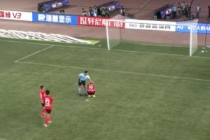 有溫度！比賽結(jié)束第一時(shí)間，主裁馬寧安慰南通最后一罰失點(diǎn)的球員
