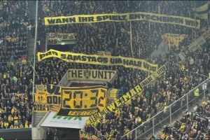 sport1：多特球迷抗議賽程安排，致該隊(duì)和奧格斯堡的比賽多次中斷