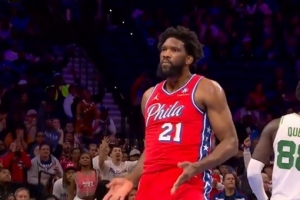 恩比德打進2+1再現(xiàn)大尺度慶祝動作 此前因類似動作已被聯(lián)盟罰款