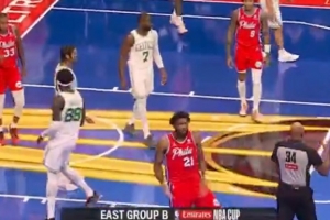 老慣犯了！恩比德滯空跳投打進(jìn)2+1 面對觀眾席做不雅慶祝動作
