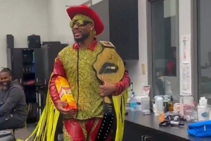 整活兒！利拉德Cosplay蘭迪-薩維奇經(jīng)典造型 引更衣室一陣驚呼