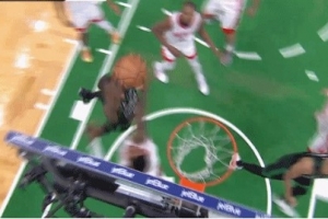 攻防壓制！小史密斯大帽杰倫-布朗 申京反擊助攻阿門暴扣打進加罰