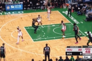 陷入困境！杰倫-布朗被小史密斯防得原地轉(zhuǎn)圈 最終走步違例