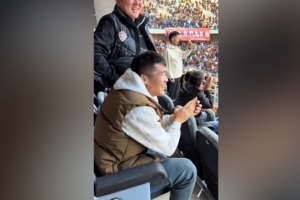 歡迎回家！記者：河南隊鐘義浩現(xiàn)場觀戰(zhàn)海牛，海牛進球后他很開心