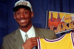 29年前的今天：18歲的科比-布萊恩特完成NBA首秀 1中0得到1板1帽