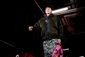 主場迎戰(zhàn)湖人！開拓者眾將賽前入場穿搭 小楊?yuàn)A克衛(wèi)衣+粉色小書包