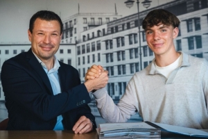 體圖：皇薩仁和巴黎等隊(duì)有意16歲中場(chǎng)艾?；舳?，赫塔要價(jià)2000萬歐