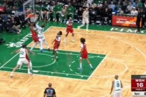 不如自己打！布朗拿到籃板一條龍扛著薩爾上籃得分