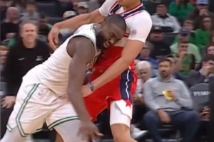 霍華德：布朗別用發(fā)際線粉了 給你推個Tony 我快禿了就是找他的