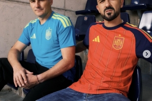 ??功勛傳奇出鏡！阿迪邀卡西和比利亞為西班牙世界杯球衣預(yù)熱