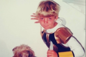 有幾分像？曬兒時(shí)萌照，德赫亞社媒慶祝自己35歲生日