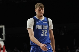 得分比科沃德少！弗拉格上半場7中4得10分2板2助1斷1帽