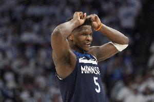 火力全開！愛德華茲半場(chǎng)16中10爆砍29分 三分10中6