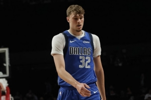 不打控衛(wèi)存在感仍然不強！弗拉格首節(jié)2投1中 得到2分2籃板