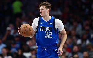 本賽季當弗拉格在場時獨行俠進攻效率僅97.8 下場后飆升至109.4