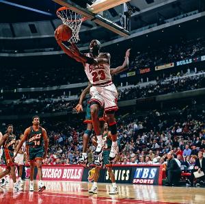 聊數(shù)據(jù)繞不開(kāi)我！37年前的今天喬丹砍下52分9斷