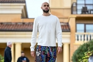 凱爾特人眾將入場(chǎng)穿搭：小白花褲子配長(zhǎng)T 科塔騷粉穿搭