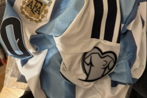 烏龍，阿迪達(dá)斯官網(wǎng)出售帶有歐預(yù)賽臂章的阿根廷世界杯球衣