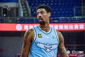 記者：小楊登陸NBA后米奇內線責任更重 他將是青島男籃新賽季關鍵