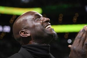 狼王對甜瓜說“你老婆像甜甜圈”？皮爾斯：垃圾話別涉及妻子孩子