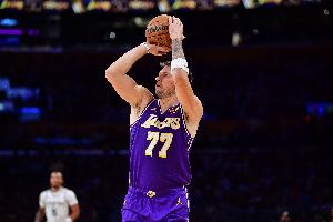 場均投12次&命中率32.1%！Skip：東契奇這三分表現(xiàn)對湖人很致命