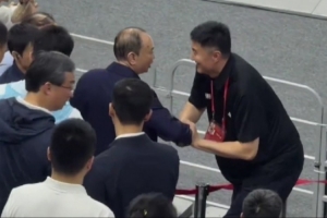 你小子有想法？杜鋒賽后跨欄到觀眾席 和省大領(lǐng)導(dǎo)親切寒暄