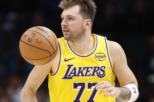 Skip：東契奇場均投12三分&命中率32% 上半場6中1&但誰在意呢？