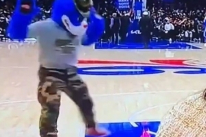 笑死??！76人吉祥物看到杰倫·布朗像見了瘟神一樣跳離5米遠(yuǎn)
