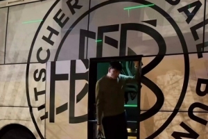 早日康復(fù)！基米希隨隊抵達(dá)盧森堡，走路仍一瘸一拐