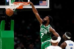 杰倫·布朗中距離命中數(shù)領(lǐng)先全聯(lián)盟！中投命中率達(dá)53.2%！