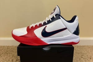 又一雙Kobe 5大學PE！康涅狄格大學專屬配色 鞋舌帶有哈士奇Logo