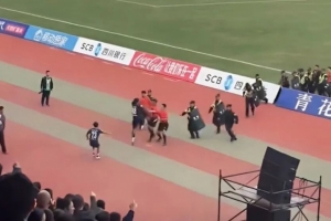 川超涼山隊(duì)隊(duì)員賽后飛踹主裁，律師：或面臨拘留、罰款與長期禁賽