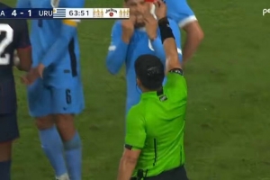 本坦庫爾鏟到對方球員腳踝染紅離場，烏拉圭1-5落后于美國